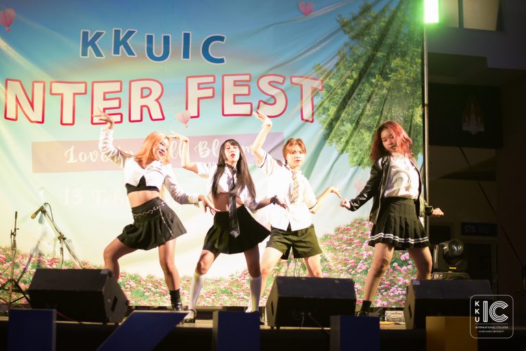 孔敬大学国际学院举办“KKUIC InterFest: Love in Full Bloom 的情人节庆祝活动。