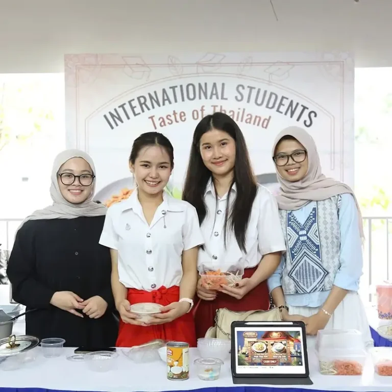 นักศึกษา KKUIC โชว์ความเป็นไทย! ผัดไทย-บัวลอย ปังถล่มทลายในเวียดนาม